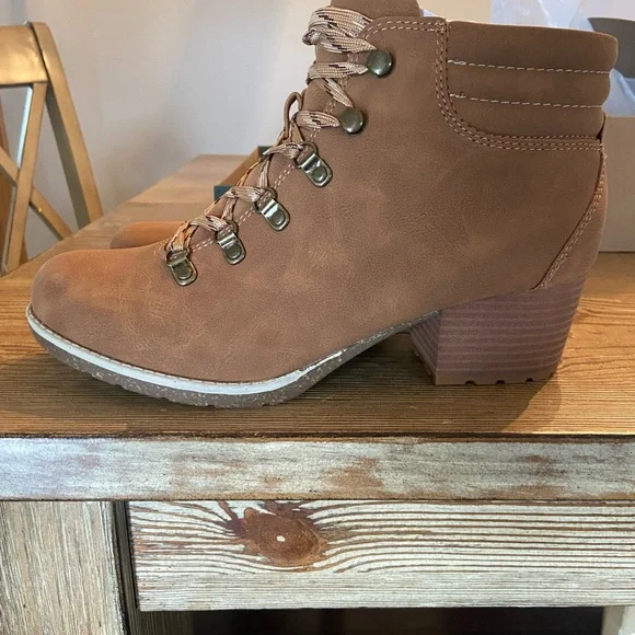 BOC Women’s Alder Round Toe Block Heel Lace-Up Booties  Size 8! Brand new!! - Picture 6 of 8